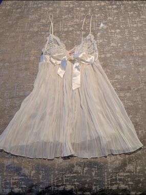 Victoria's Secret Cream Lace-Trim Pleated Chemise with Satin Bow